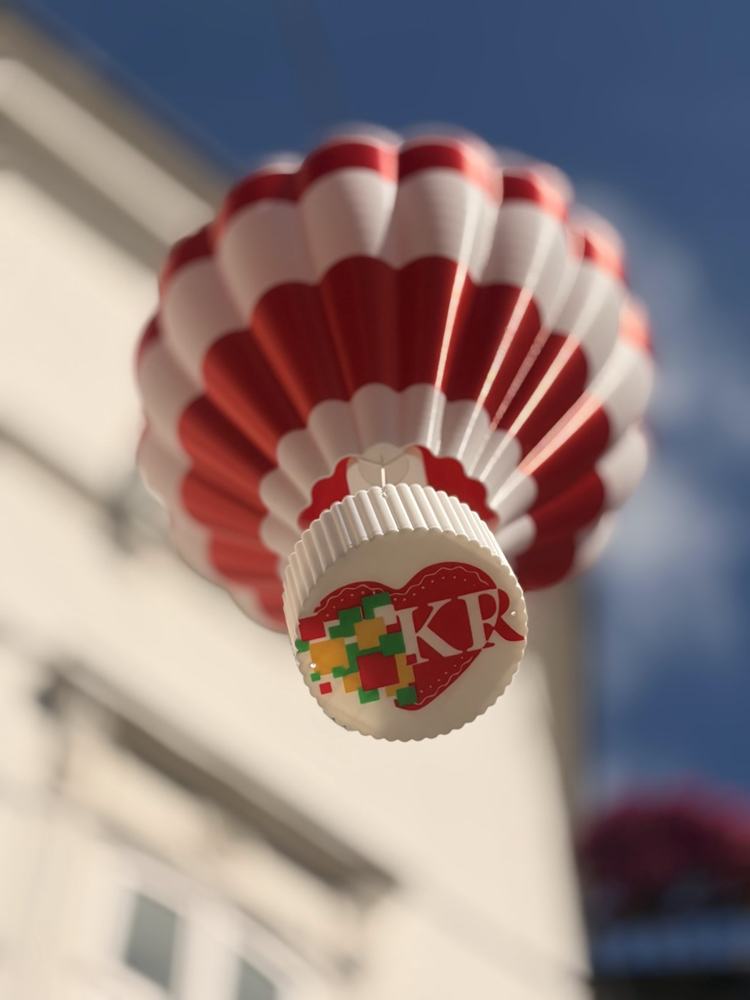 Pogled odozdo: logo otisnut na dno košare