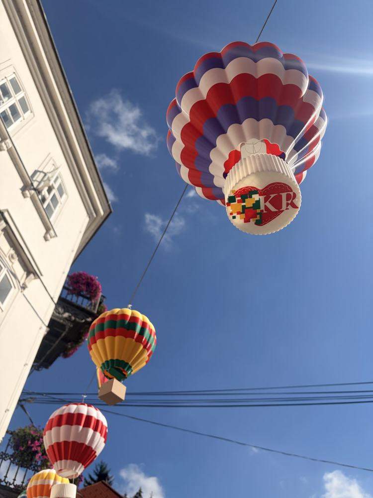 Logo grada na dnu košare, ulična dekoracija