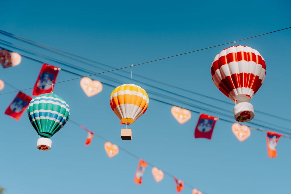Šareni Balonero baloni na užetu iznad ulice